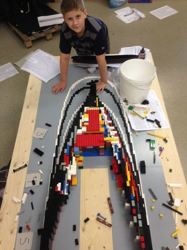 Un garçon autiste construit la plus grande réplique LEGO du Titanic au monde 5