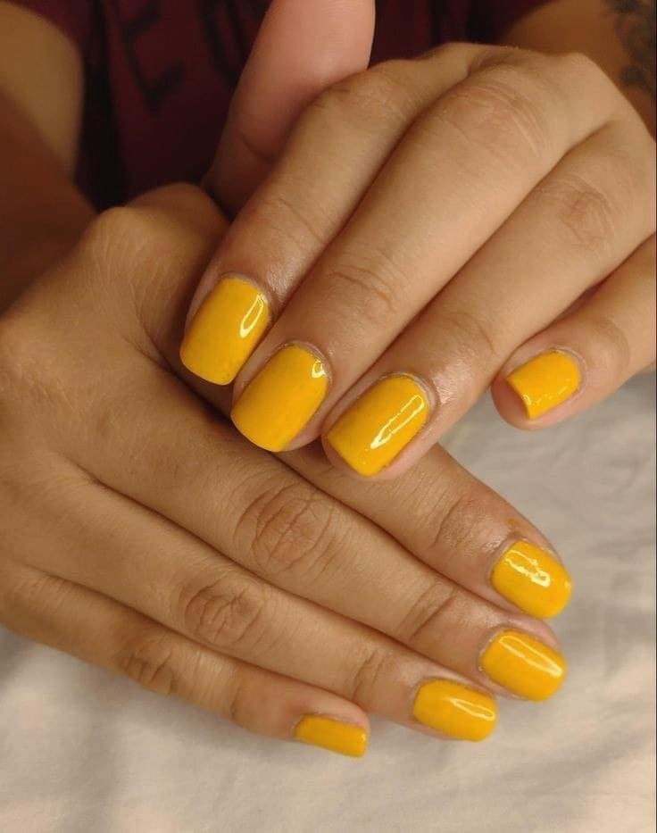 22 idées d'ongles jaunes ou moutarde 7