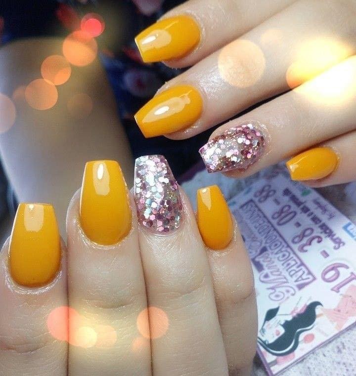 22 idées d'ongles jaunes ou moutarde 8