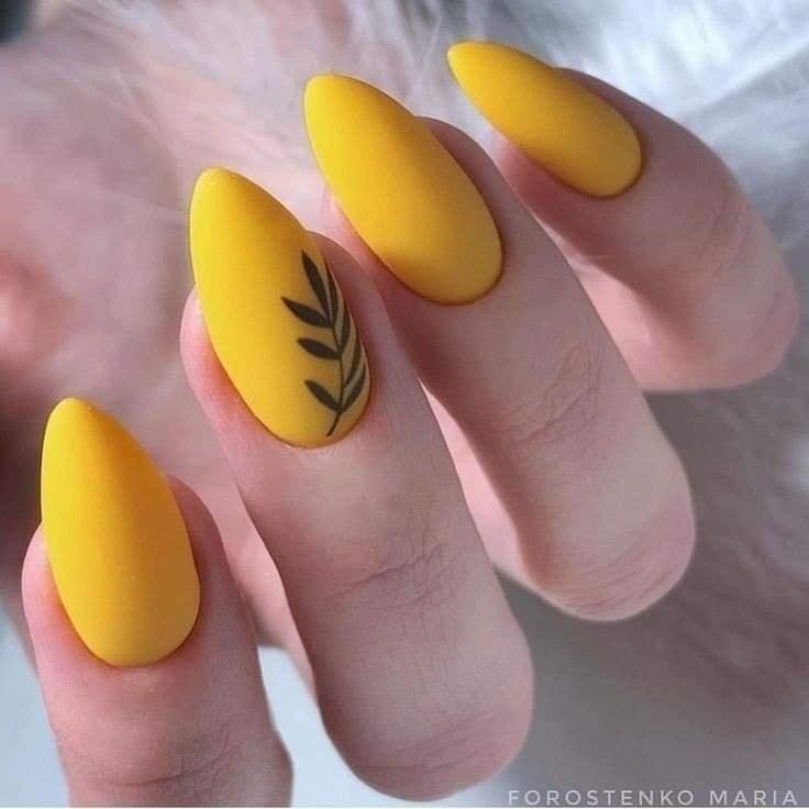 22 idées d'ongles jaunes ou moutarde 9