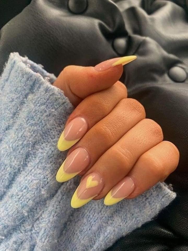 22 idées d'ongles jaunes ou moutarde 10