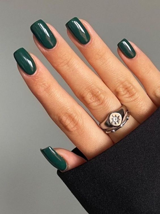 Ongles vert émeraude : 25 idées pour embellir vos ongles 2