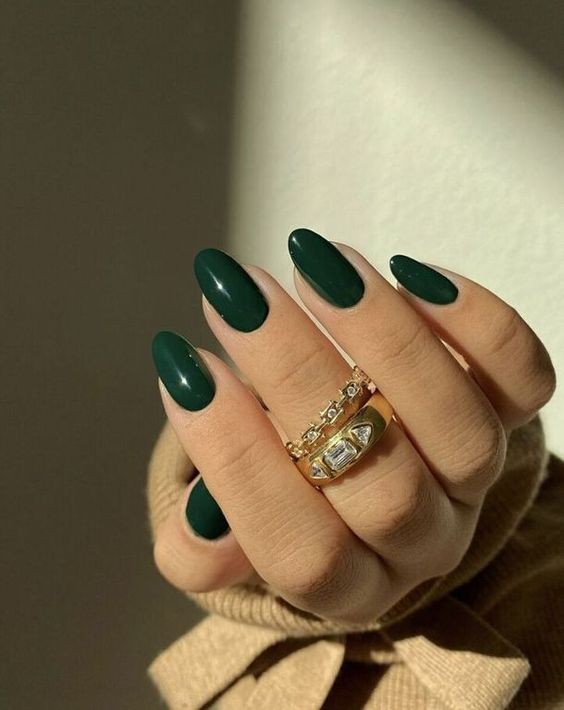 Ongles vert émeraude : 25 idées pour embellir vos ongles 6