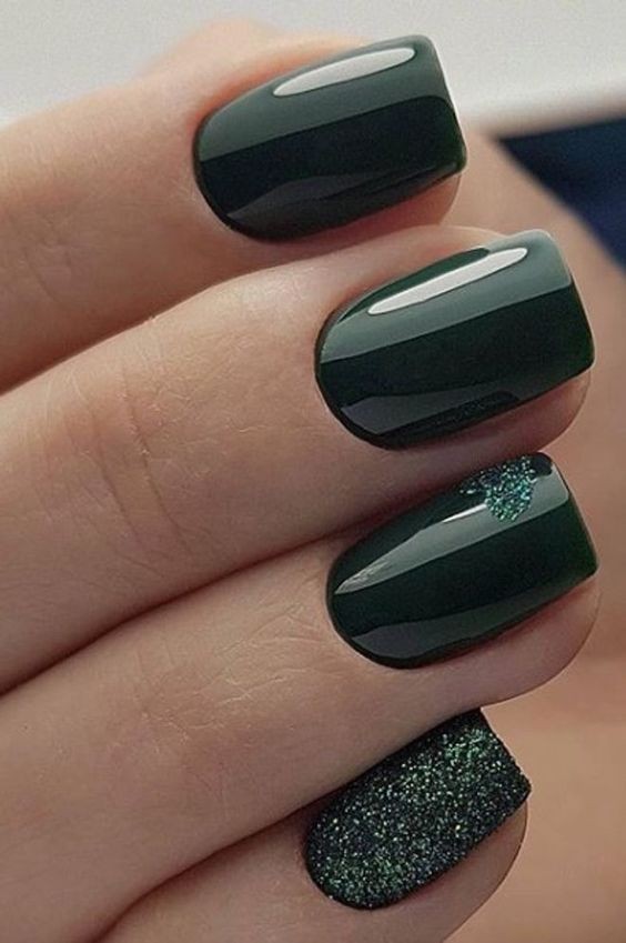 Ongles vert émeraude : 25 idées pour embellir vos ongles 9