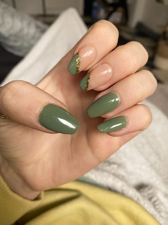 Ongles vert émeraude : 25 idées pour embellir vos ongles 10