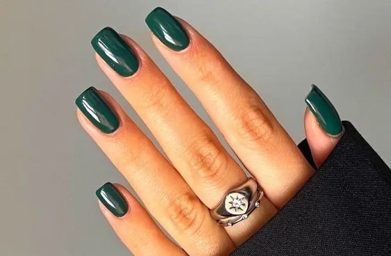 Ongles vert émeraude : 25 idées pour embellir vos ongles 12