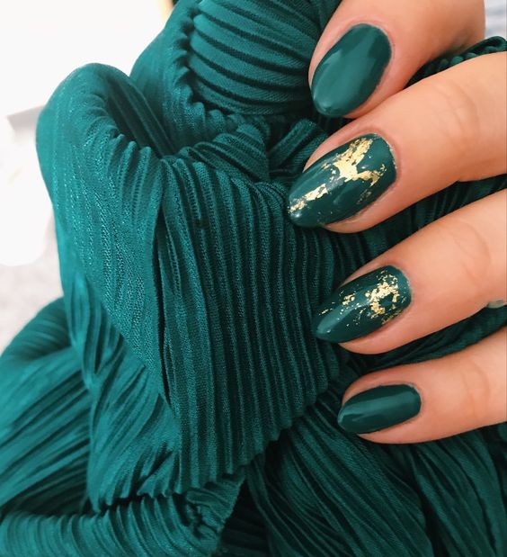 Ongles vert émeraude : 25 idées pour embellir vos ongles 15