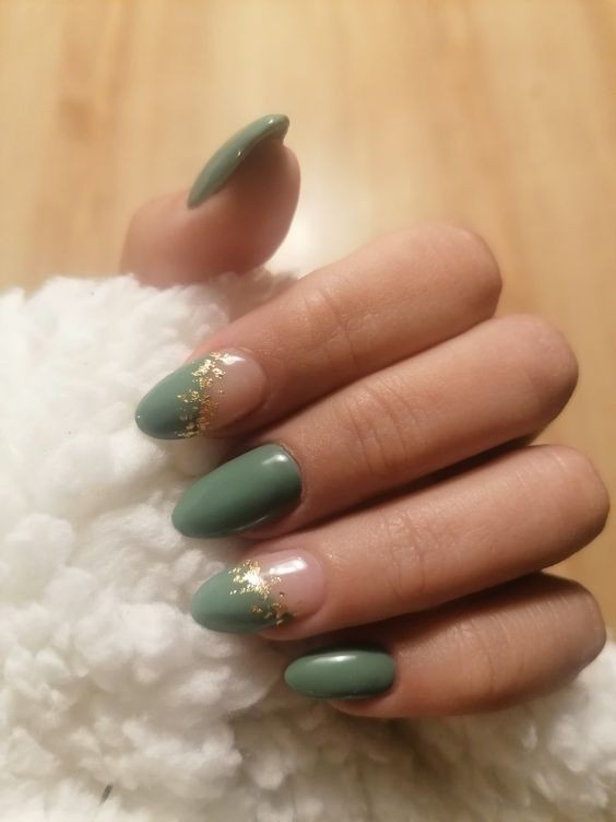 Ongles vert émeraude : 25 idées pour embellir vos ongles 16