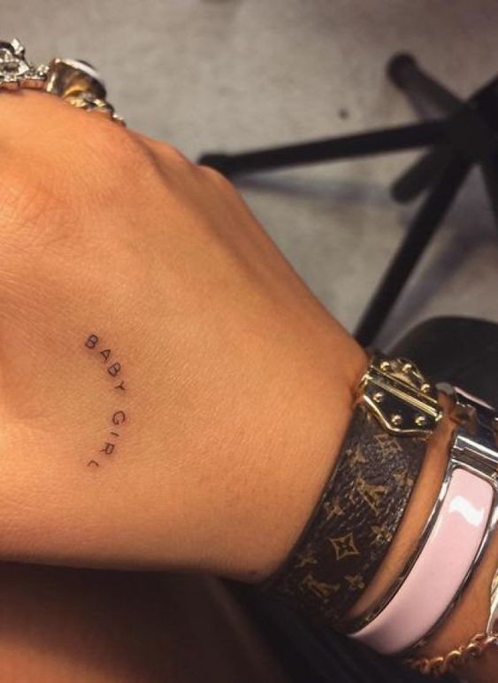 26 Tatouages minimalistes et tendance en 2023 4