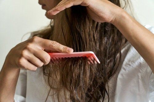 10 astuces pour en finir avec les fourches des cheveux 7