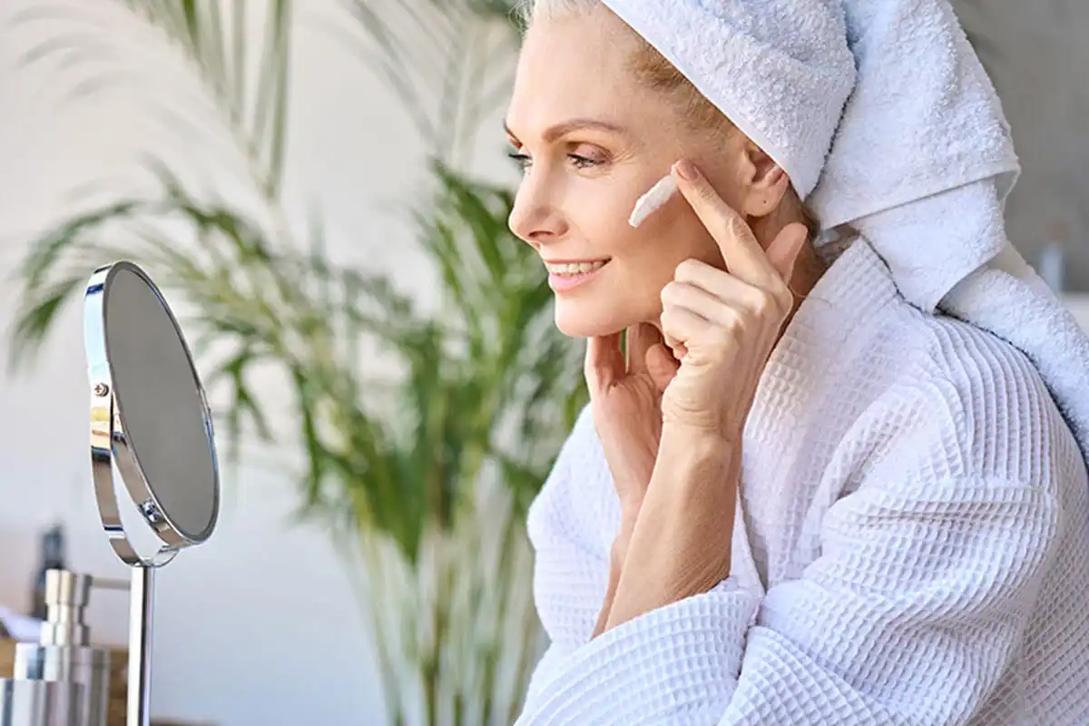 10 erreurs de maquillage les plus courantes chez les femmes de plus de 50 ans et comment les éviter 2
