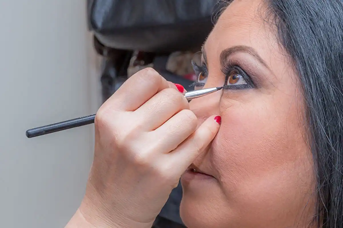 10 erreurs de maquillage les plus courantes chez les femmes de plus de 50 ans et comment les éviter 3 10 erreurs de maquillage les plus courantes chez les femmes de plus de 50 ans et comment les éviter 3