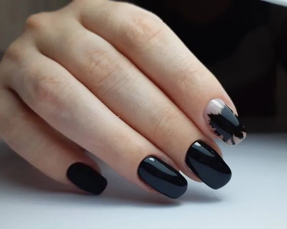 14 idées top pour sublimer tes ongles avec du vernis noir 19