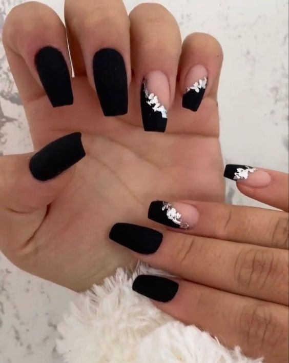 14 idées top pour sublimer tes ongles avec du vernis noir 20