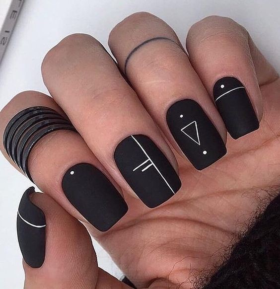 14 idées top pour sublimer tes ongles avec du vernis noir 21