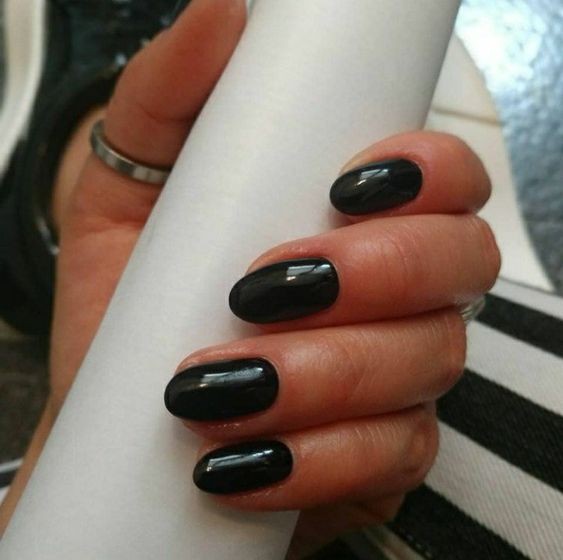 14 idées top pour sublimer tes ongles avec du vernis noir 11