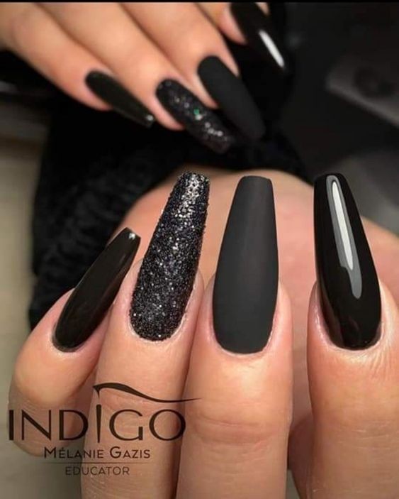 14 idées top pour sublimer tes ongles avec du vernis noir 12