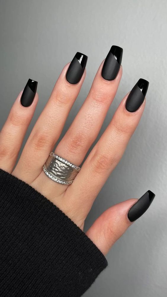 14 idées top pour sublimer tes ongles avec du vernis noir 16