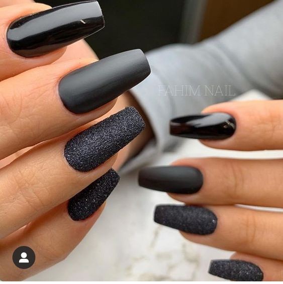 14 idées top pour sublimer tes ongles avec du vernis noir 17