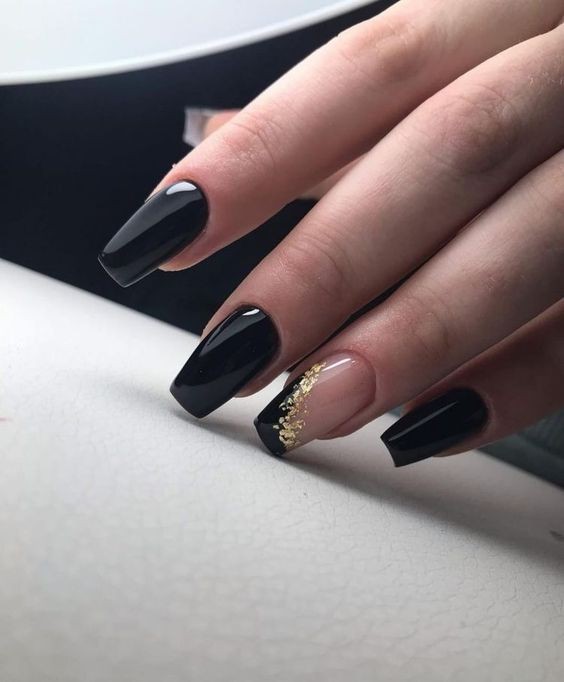 14 idées top pour sublimer tes ongles avec du vernis noir 8