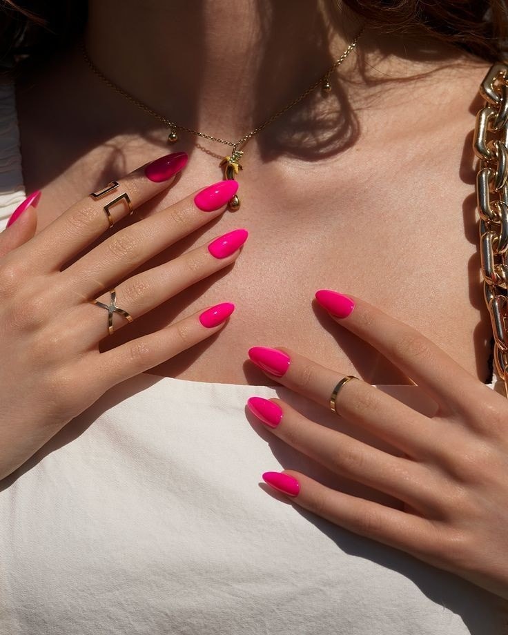 17 idées pour des ongles roses Barbie 14