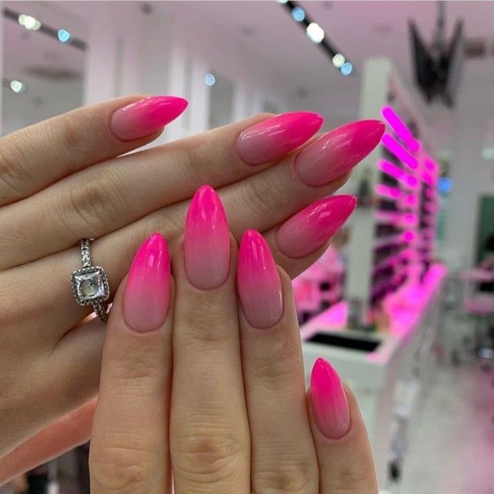 17 idées pour des ongles roses Barbie 15