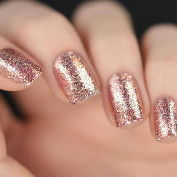 17 top idées d'ongles paillettes pour une manucure chic qui va te faire briller de mille feux 3