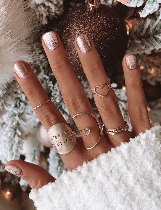 17 top idées d'ongles paillettes pour une manucure chic qui va te faire briller de mille feux 4