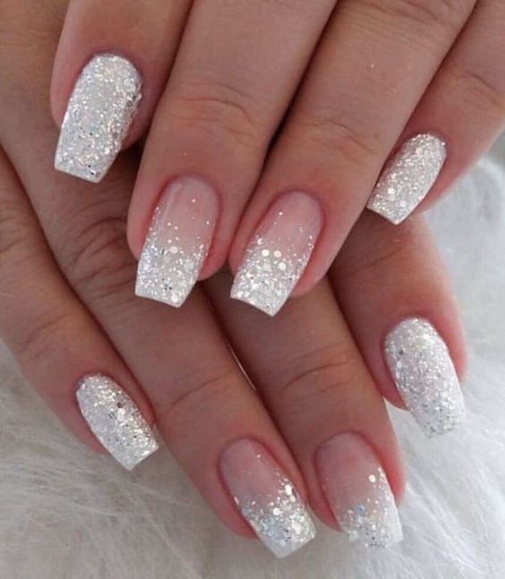 17 top idées d'ongles paillettes pour une manucure chic qui va te faire briller de mille feux 5