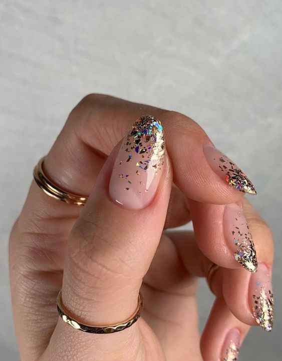 17 top idées d'ongles paillettes pour une manucure chic qui va te faire briller de mille feux 9