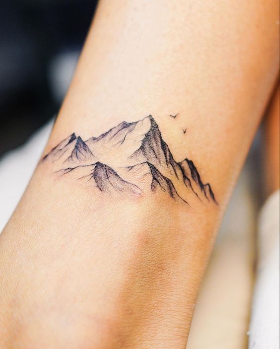 20 Superbes idées de tatouages montagne 6