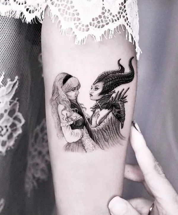 50 tatouages étonnants pour femmes, dignes d'un dur à cuire 31 An intricate Maleficent and Aurora tattoo by @edit_paints