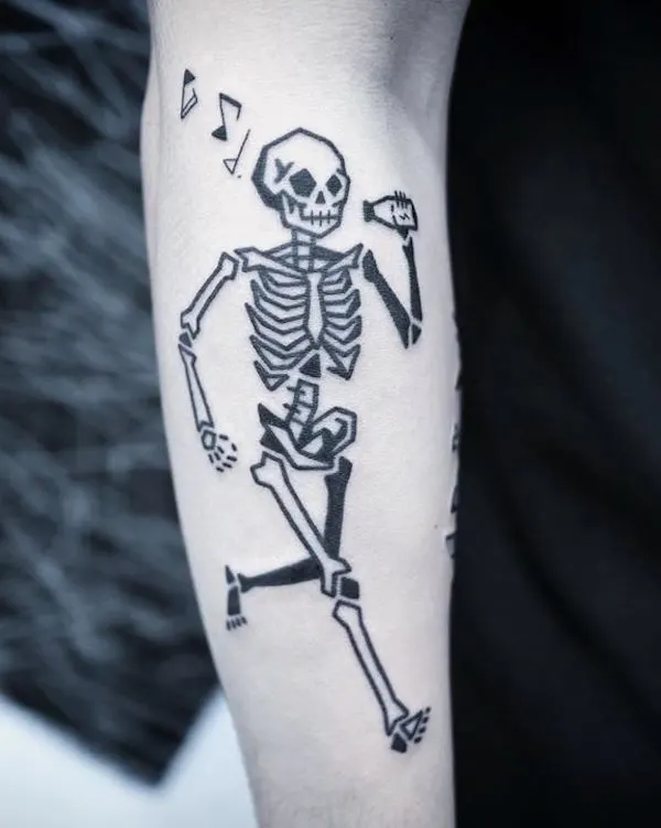 50 tatouages étonnants pour femmes, dignes d'un dur à cuire 33 Devil on the run - a playful skeleton tattoo by @greemtattoo