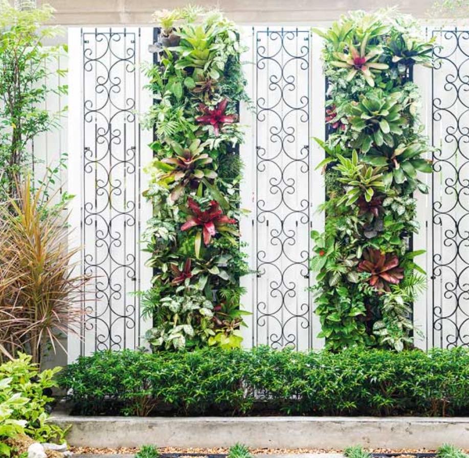 35 Clôtures décorées de petits jardins qui apportent de la vitalité à votre maison 23
