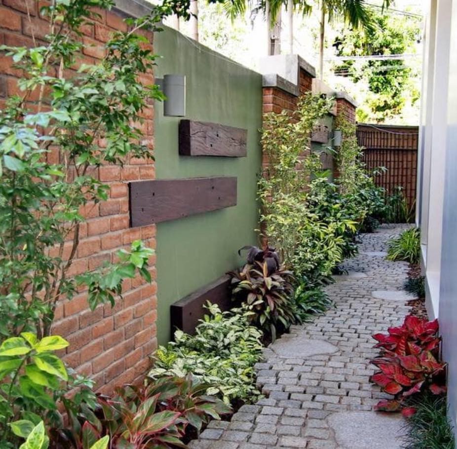 35 Clôtures décorées de petits jardins qui apportent de la vitalité à votre maison 27