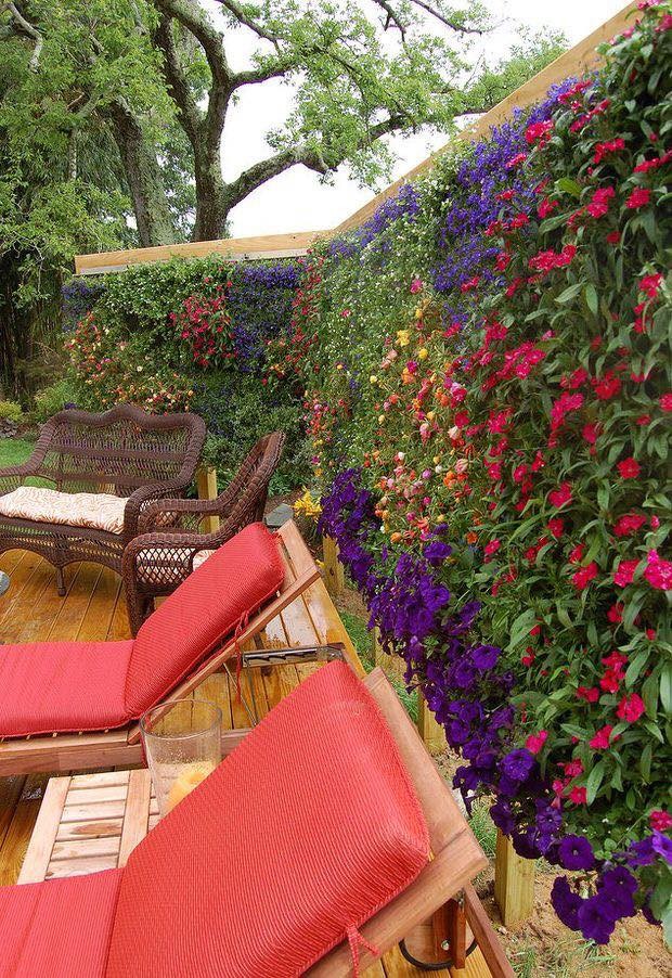 35 Clôtures décorées de petits jardins qui apportent de la vitalité à votre maison 30