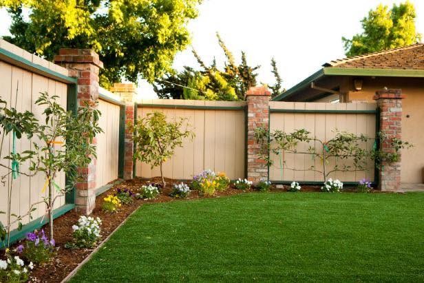 35 Clôtures décorées de petits jardins qui apportent de la vitalité à votre maison 34