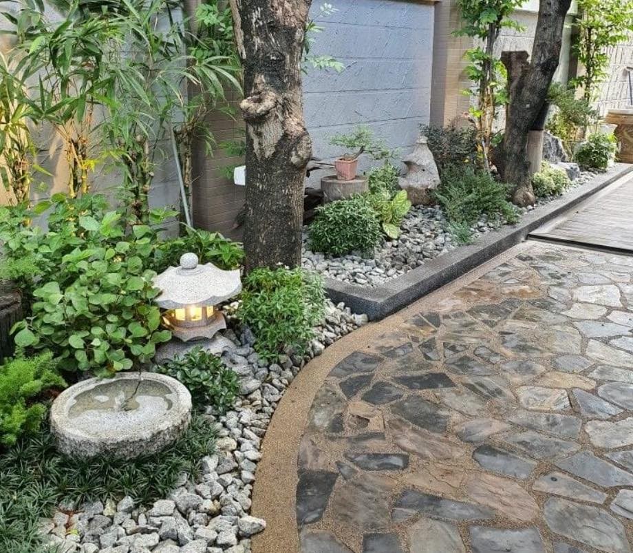 35 Clôtures décorées de petits jardins qui apportent de la vitalité à votre maison 17