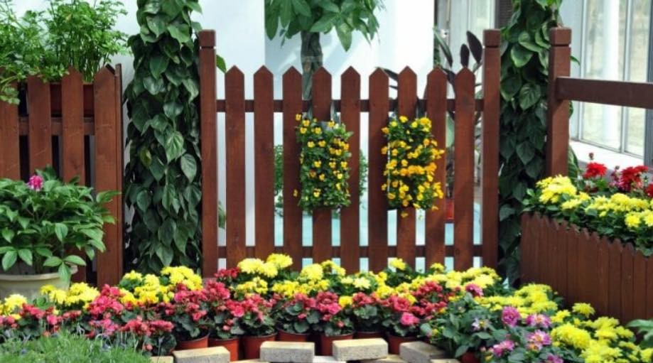 35 Clôtures décorées de petits jardins qui apportent de la vitalité à votre maison 19