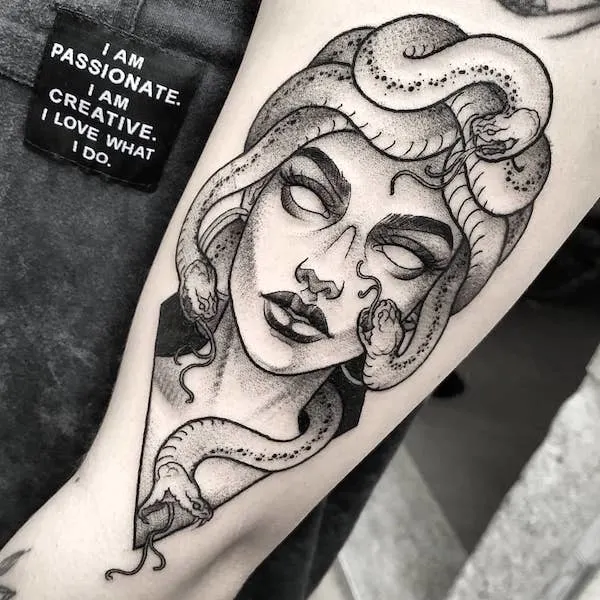 50 tatouages étonnants pour femmes, dignes d'un dur à cuire 37 A detailed Medusa tattoo by @irisblacktattoo