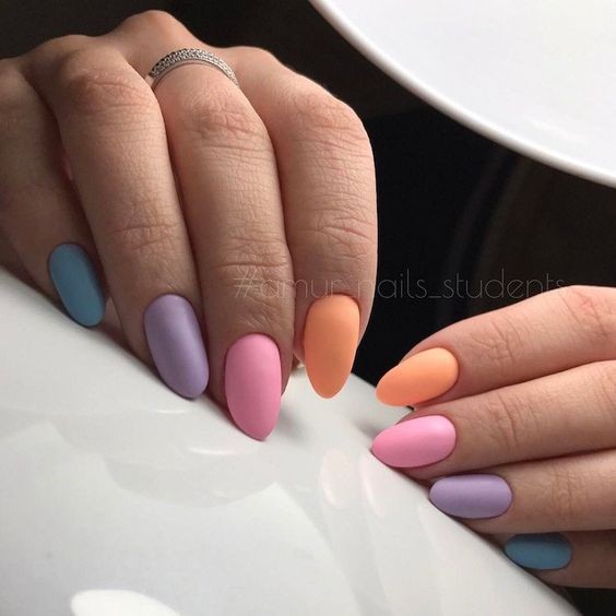 42 top idées d'ongles en amande courts 26