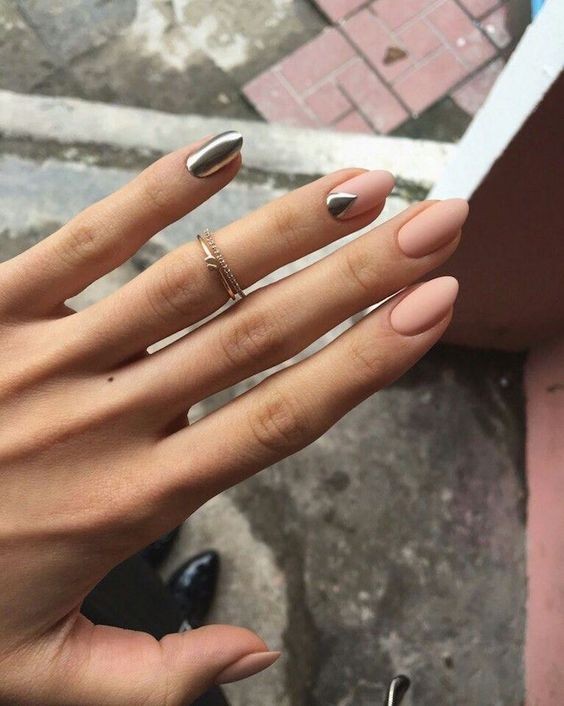 42 top idées d'ongles en amande courts 32