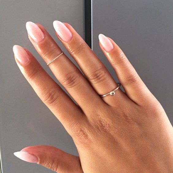 42 top idées d'ongles en amande courts 41