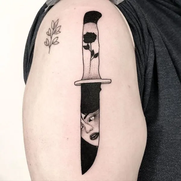 50 tatouages étonnants pour femmes, dignes d'un dur à cuire 47 Face in the blade sleeve tattoo by @sync.ink