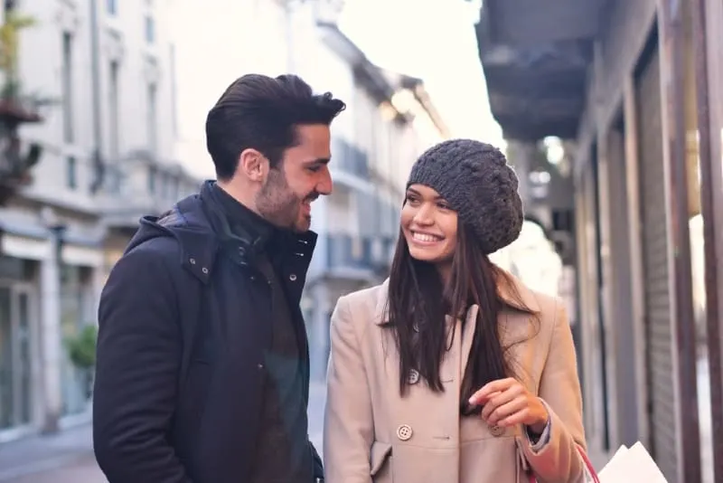10 signes que votre ex fait semblant d'avoir tourné la page 5 smiling man and woman talking outdoor