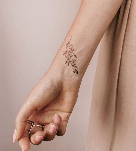 54 top idées de tatouages minimalistes pour femme 10