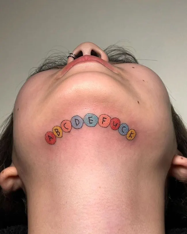 50 tatouages étonnants pour femmes, dignes d'un dur à cuire 8 An under-chin tattoo with an attitude - Badass tattoo for women by @imgonnahurtyoubaby