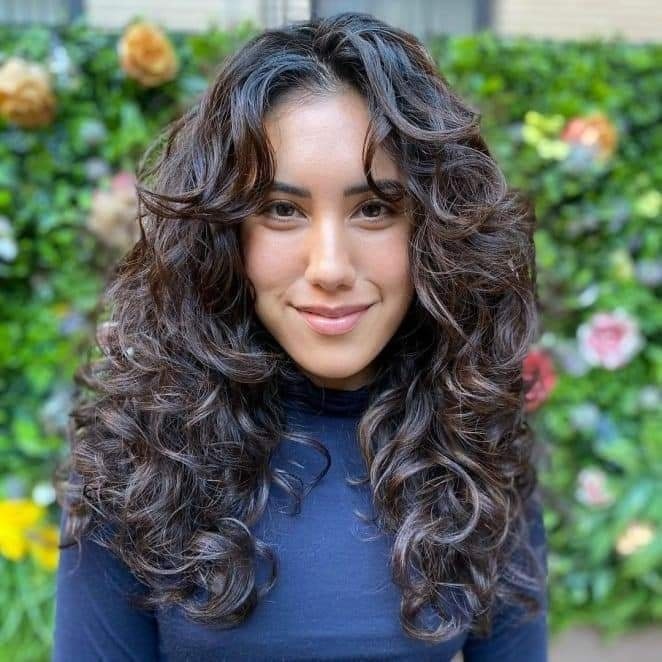 Cheveux bouclés : 30 Coupes tendances 2023 28 Cheveux bouclés : 30 Coupes tendances 2023 28