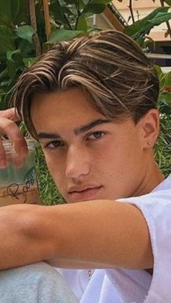 Le top 38 des coupes garçon cheveux longs 17 Le top 38 des coupes garçon cheveux longs 17