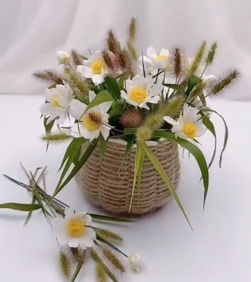 DIY: Faire une composition florale avec de la corde et des gobelets en papier jetables 1